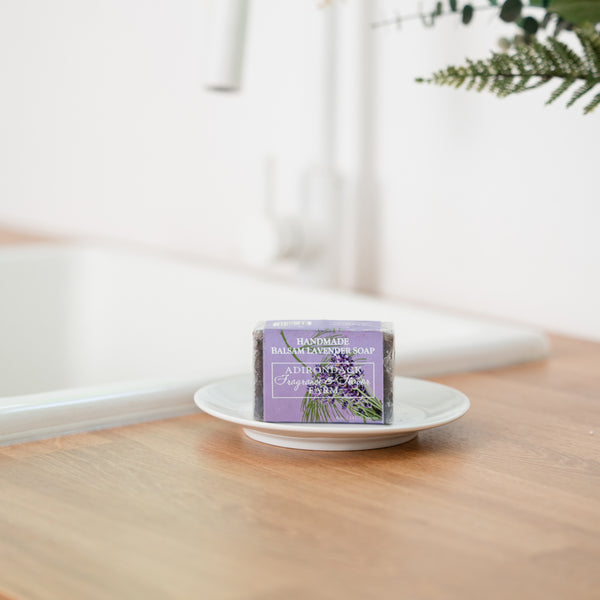 Barre de savon au baume et à la lavande, emballée dans un sachet de 113 g