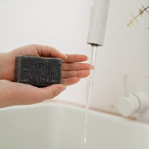 Barre de savon au baume et à la lavande, emballée dans un sachet de 113 g