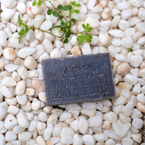 Barre de savon au baume et à la lavande, emballée dans un sachet de 113 g